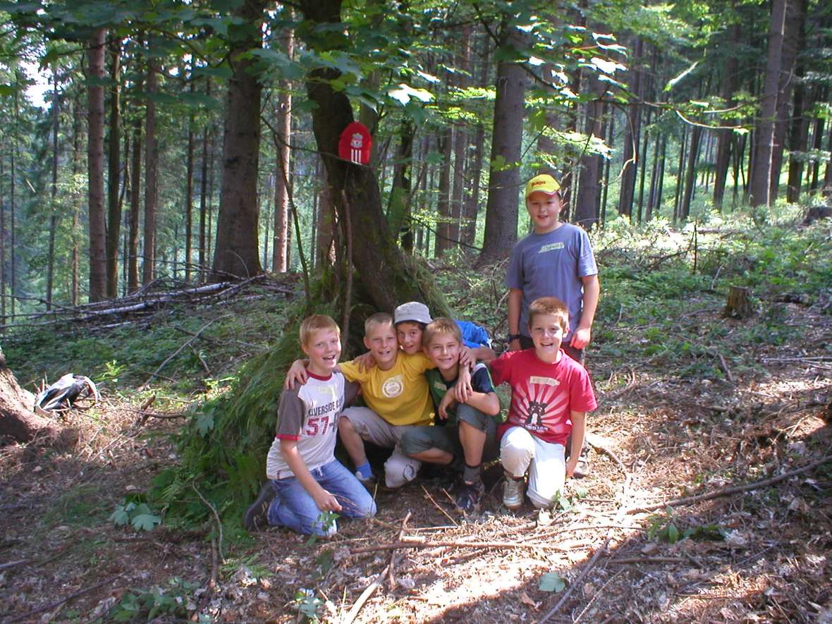 Kinder gestalten ein Waldhaus